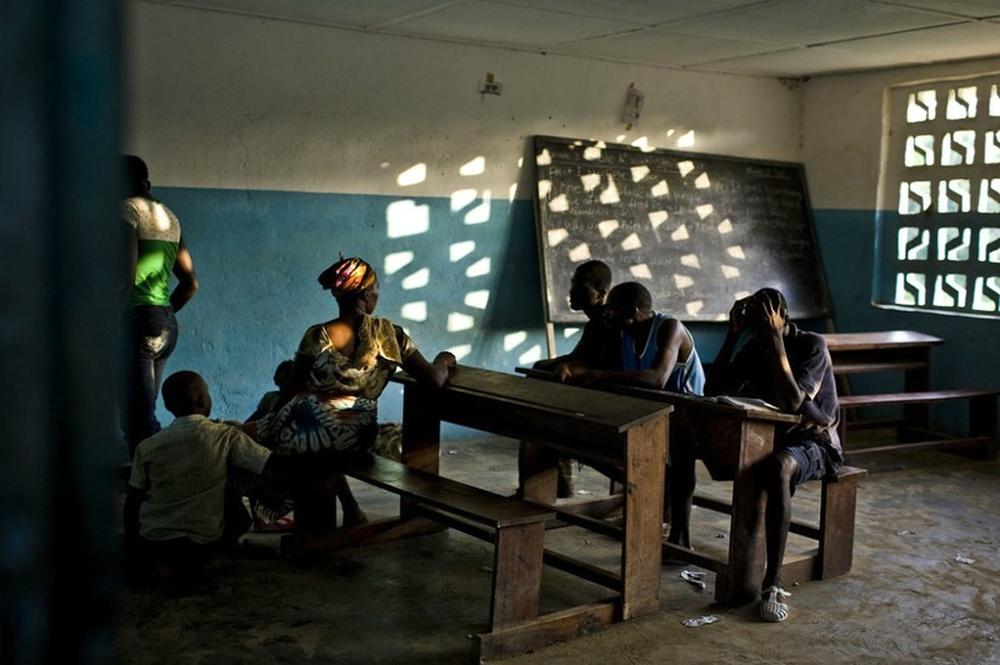 Власти Либерии закрывают школы по ...